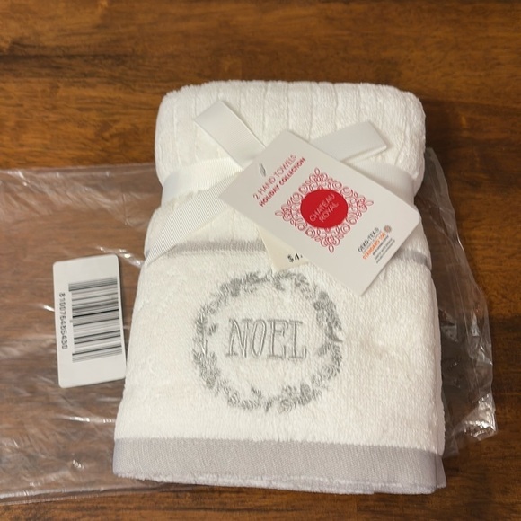 NWT Caro Home Chateau Royal NOEL & PEACE DOVE Hand Towel Set White/Silver - Picture 1 of 9